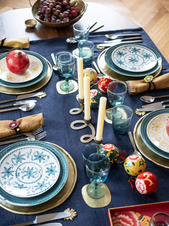 Table dressée avec les assiettes Drip et Nautile, multicolore, ensemble  avec 2 couverts - modèle 1927